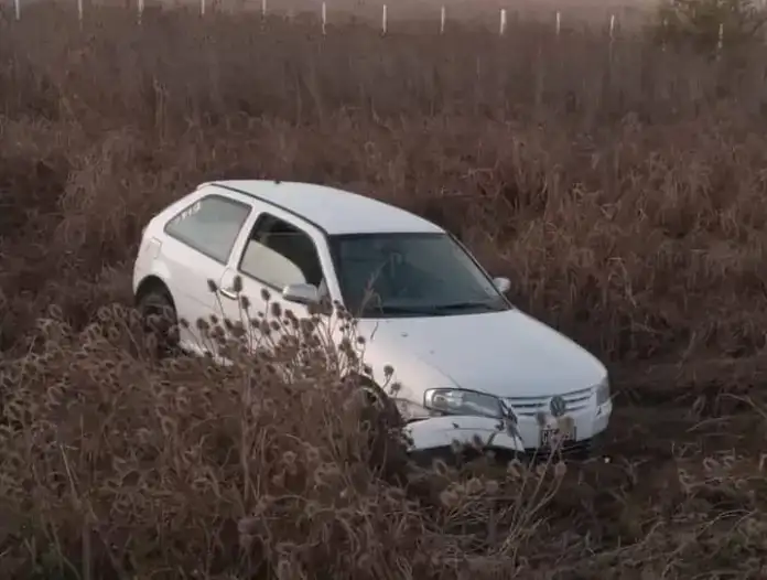 Despistó tras dormirse al volante, abandonó el auto y la Policía lo encontró durmiendo en su casa