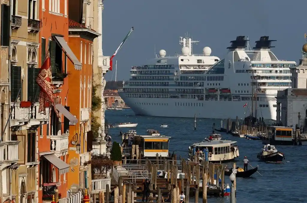 Italia prohibió a grandes cruceros navegar cerca de Venecia