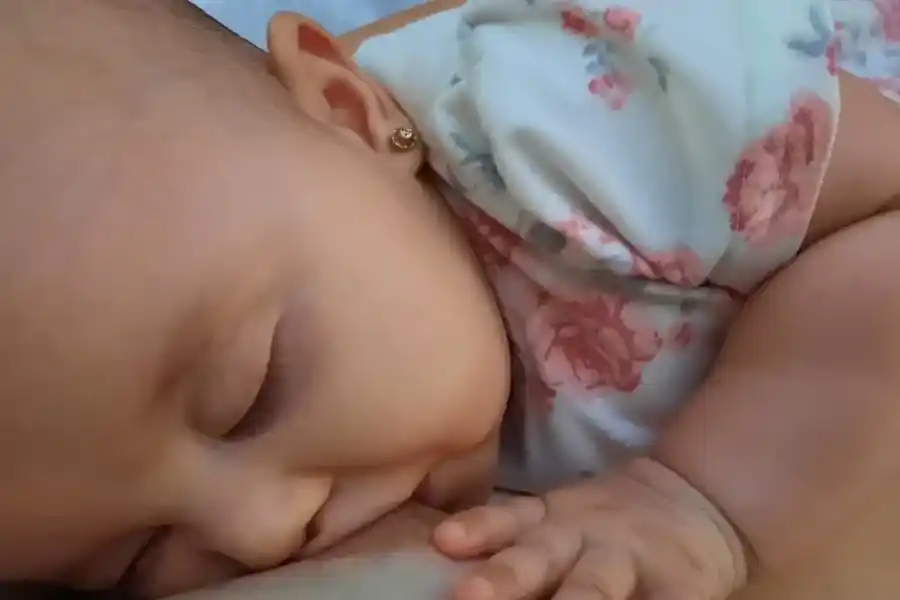 A través de la leche materna, los bebés recuerdan su crecimiento en el útero y se sienten protegidos