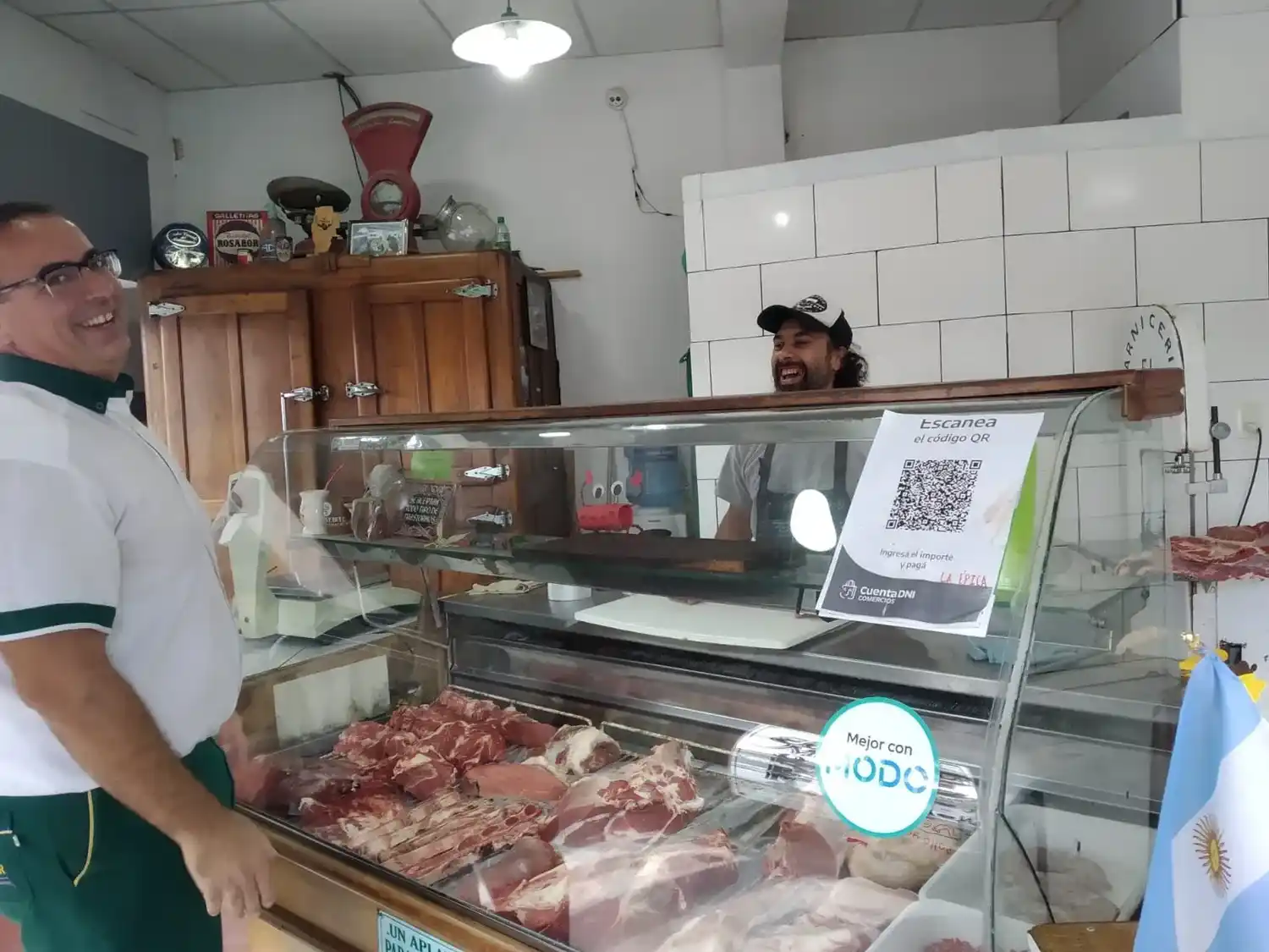 Matías Denicolay, tras el mostrador.