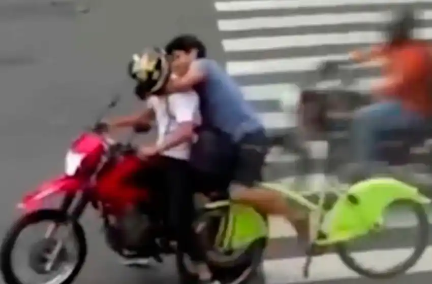 Un ciclista persiguió y agarró del cuello a un motochorro que le había robado su mochila