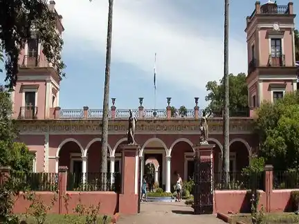 Cientos de turistas visitan el Palacio San José