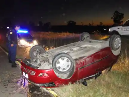 Se durmió al volante, siguió derecho en una curva y terminó volcando