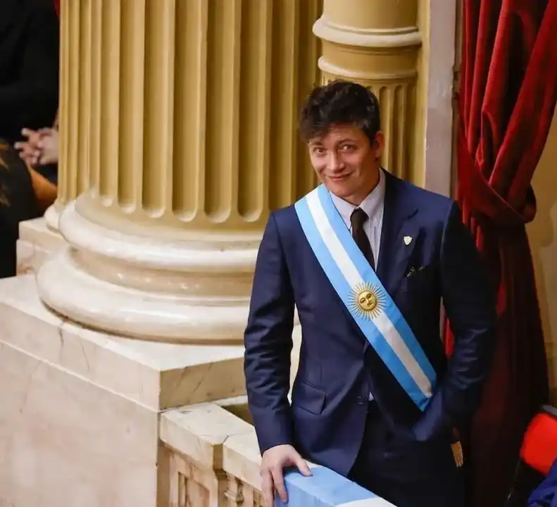 Confirman el sobreseimiento de Santiago Caputo en la causa por amenazas iniciada por Facundo Manes.