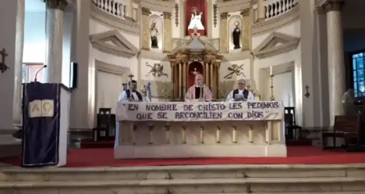 Transmiten las misas por redes sociales