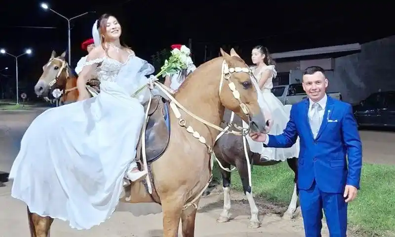 Entró a su boda a caballo y conmovió a toda la comunidad