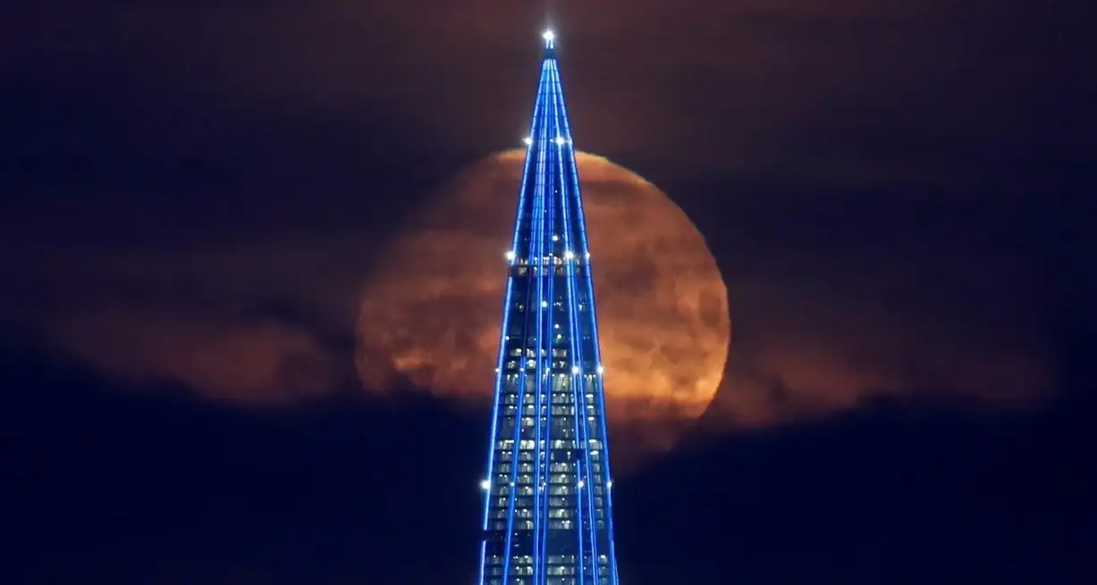 La Luna vista sobre San Petersburgo, en Rusia. Foto: Reuters.