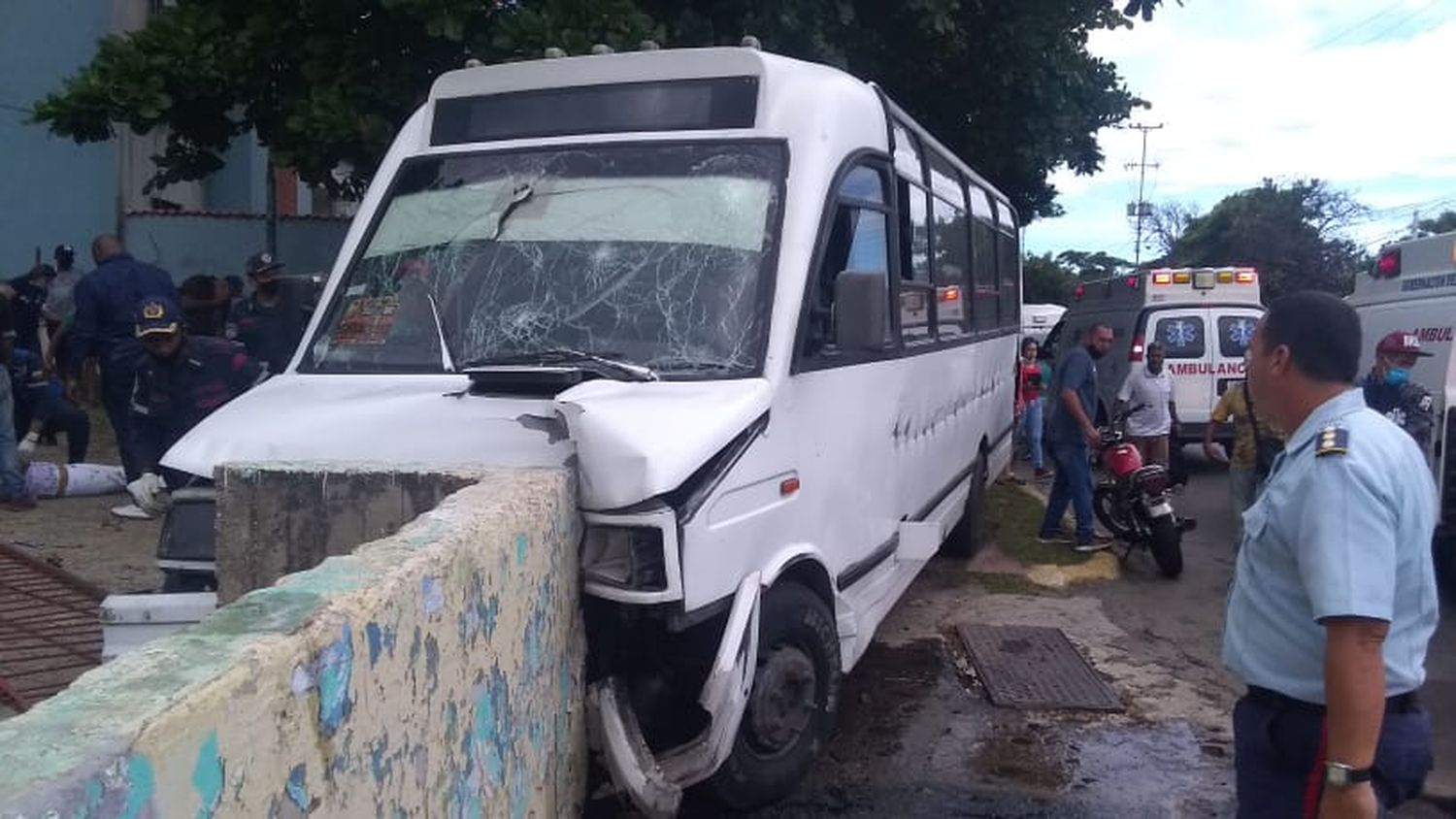 ¡CONMOCIÓN! 13 heridos dejó choque de camión contra autobús en La Guaira