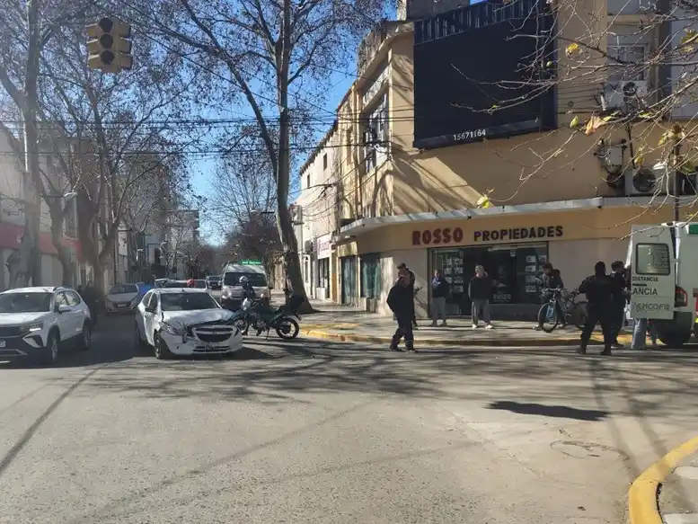 Fuerte impacto entre un automóvil y una ambulancia en Alvear y San Martín.