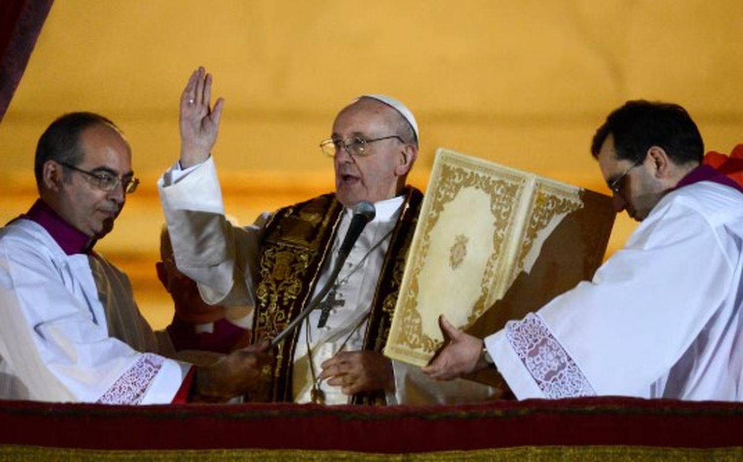 Cuánto duró el cónclave para elegir al papa Francisco y cuántas votaciones hubo