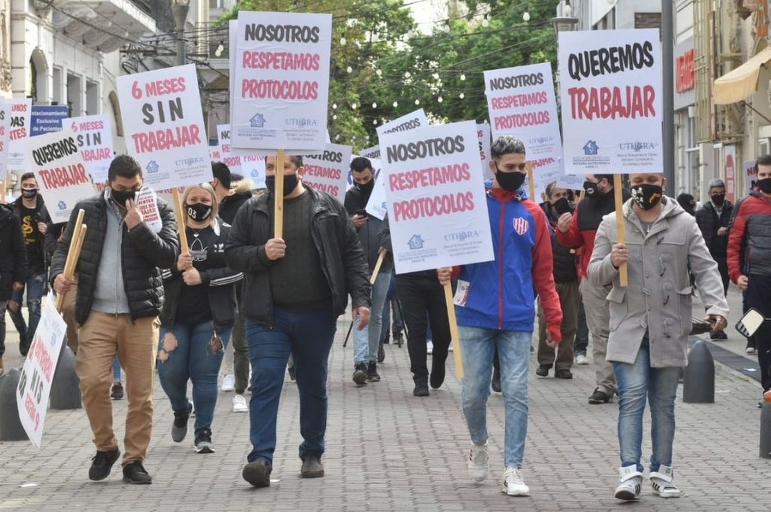 Gastronómicos y hoteleros  se movilizan frente a Casa de Gobierno