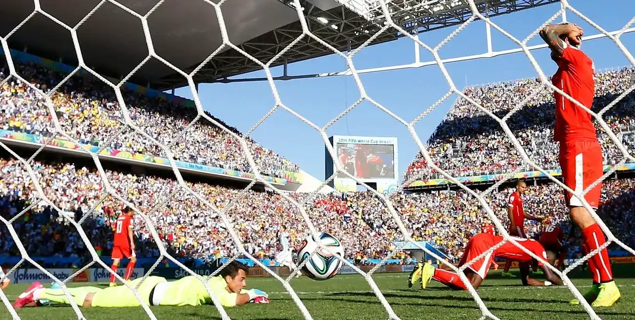 El arquero Benaglio, de Suiza, en el piso y el delirio instalado en el Arena Corinthians de San Pablo. Fue el gol de Di María que nos dio el pasaje a cuartos en un durísimo partido en el Mundial de Brasil. Foto: Reuters