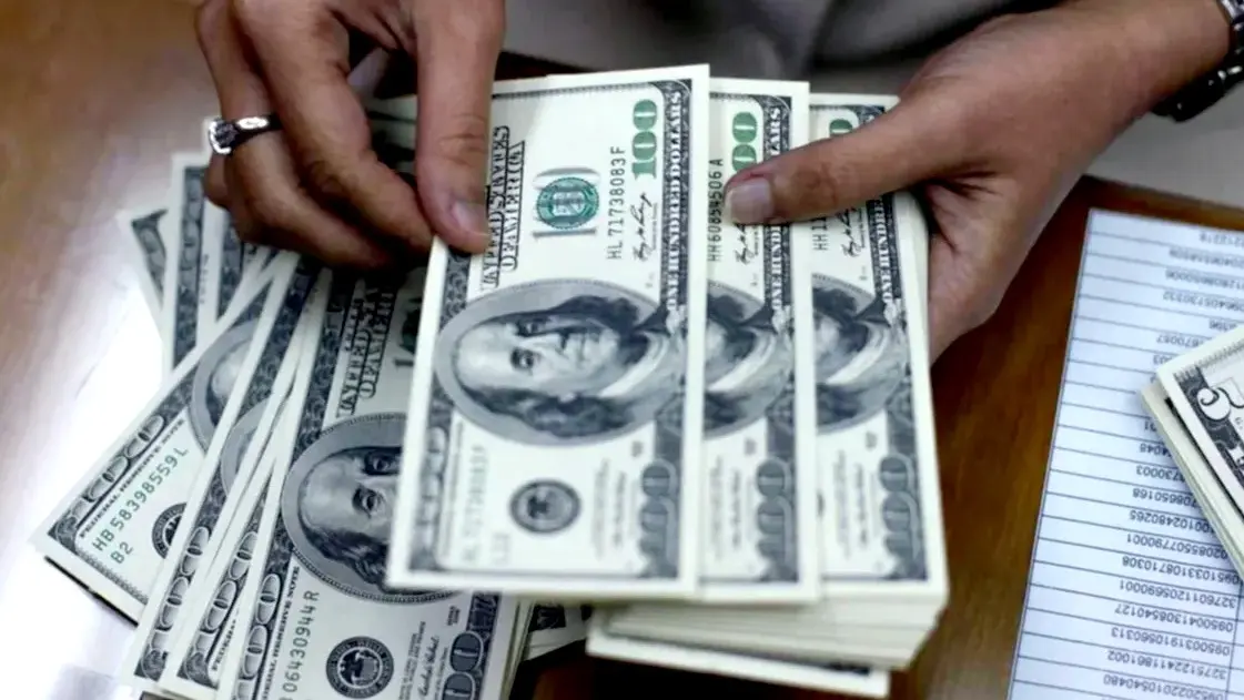 El dólar, imparable: superó la barrera de los $1.300