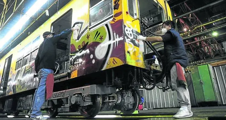 Solmi creó un producto para remover graffitis