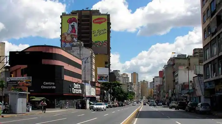 DELINCUENTE INTENTÓ ROBAR EL ARMA: enfrentamiento en Caracas deja dos personas heridas, entre ellos un PNB