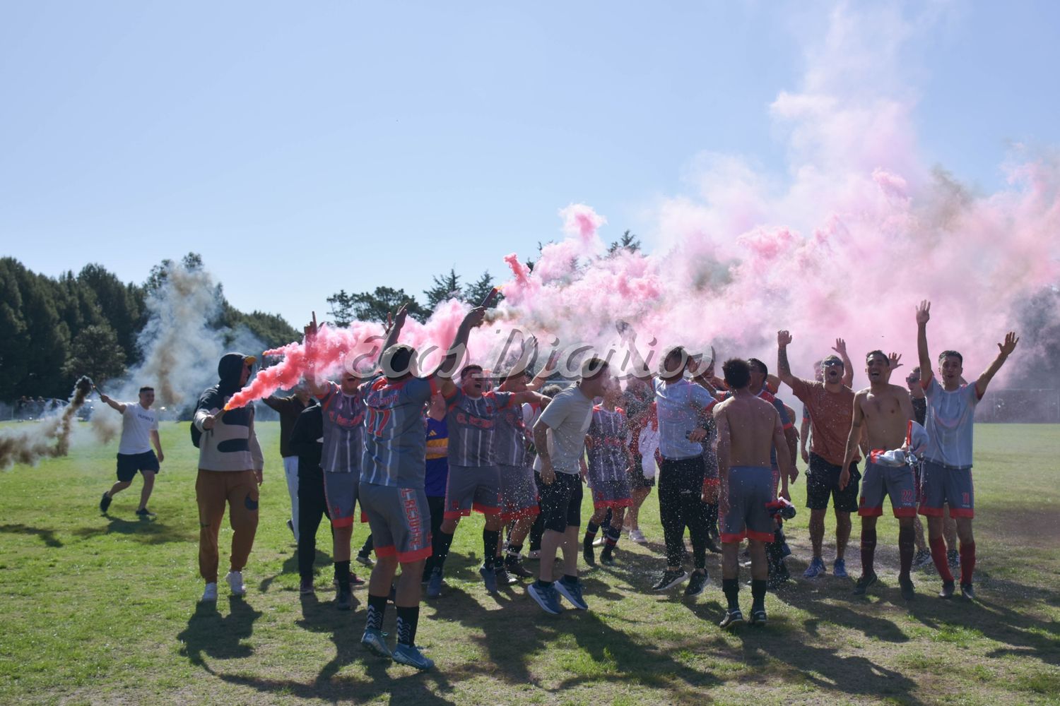 Festejo y cantos con bengalas tras conseguir el bicampeonato