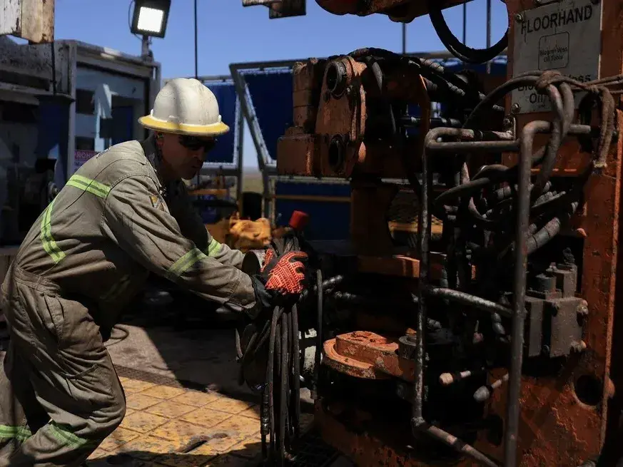 El avance del petróleo y Vaca Muerta contrasta con la menor demanda de las fábricas, en un escenario dispar para la matriz energética del país. Foto: Archivo / REUTERS / Tomas Cuesta.