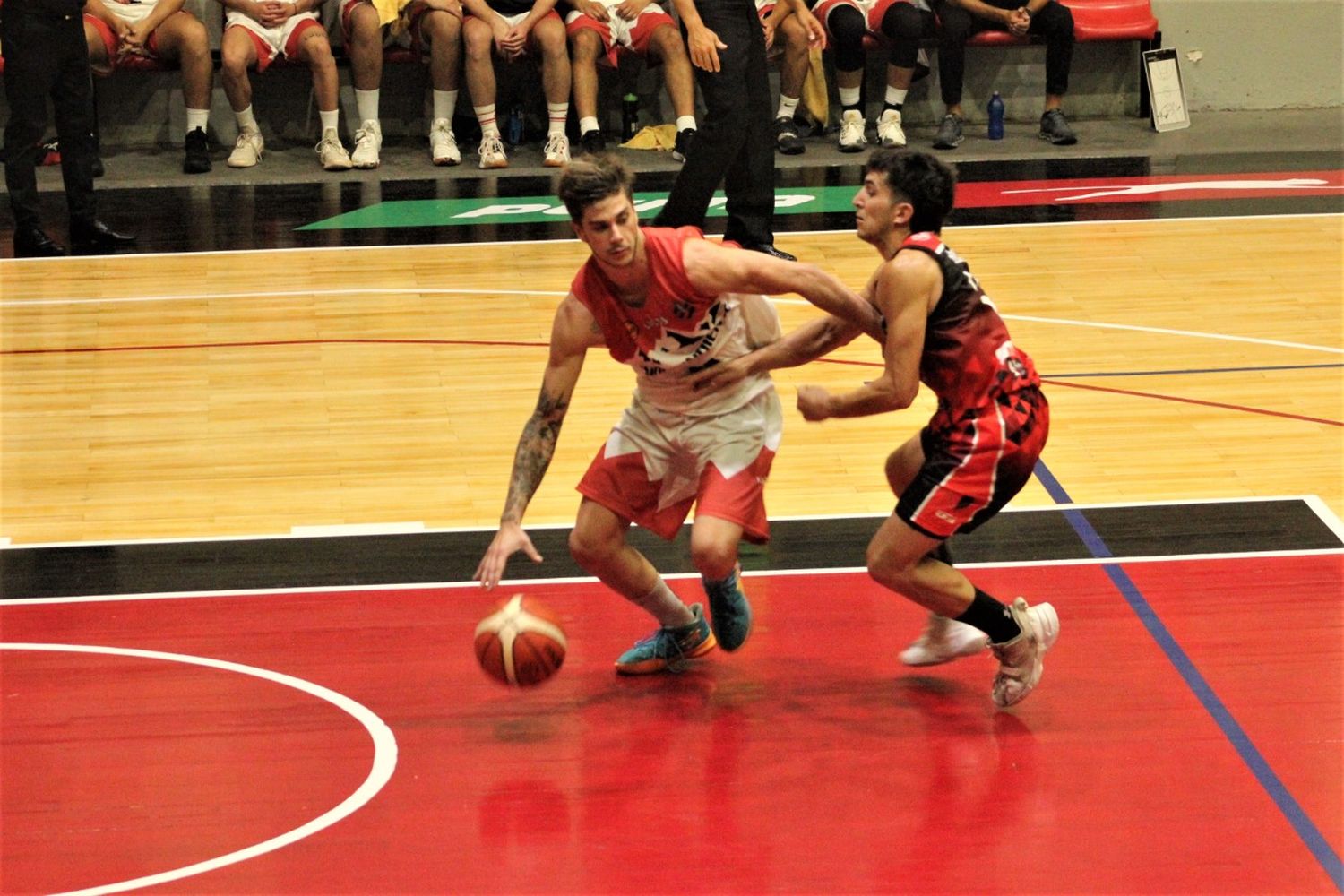 Pallotti, asediado por Bossarelli. (Foto gentileza Club Colón Básquet).