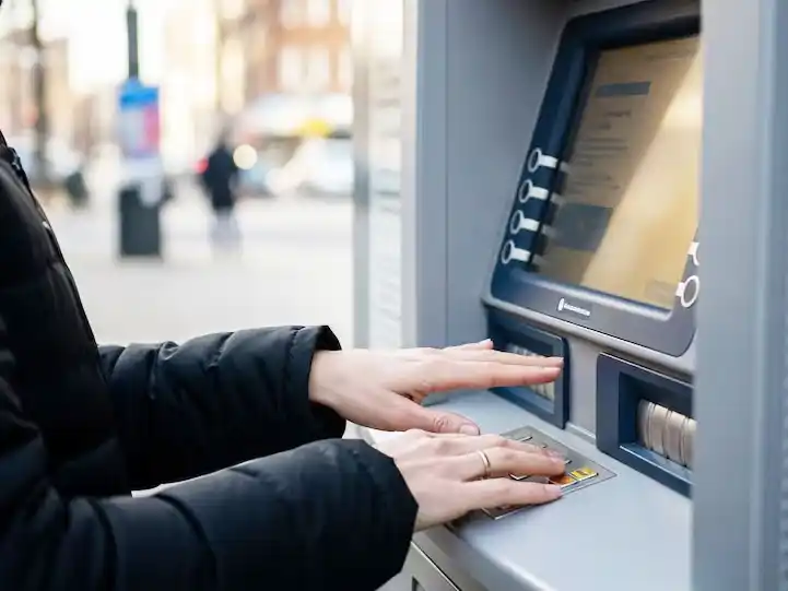 Los bancos alertan por un artículo de la reforma laboral que pondría en riesgo su rol en el pago de sueldos