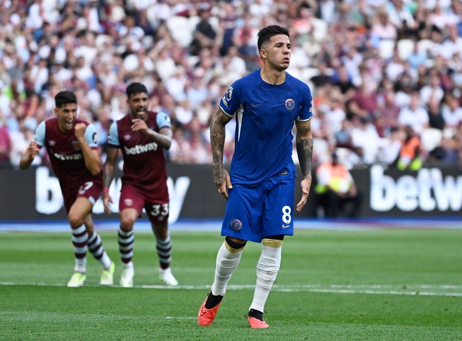 "Dibu" Martínez mantuvo su arco en cero ante Everton