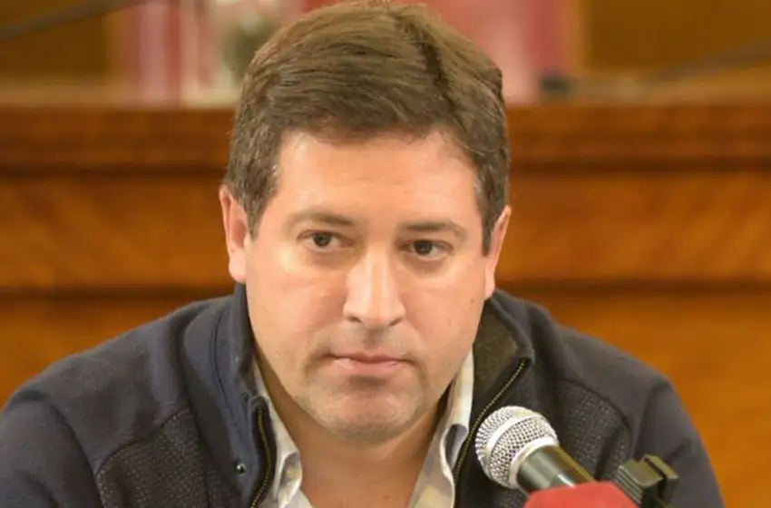 Mourelle responsabilizó a Pulti por el ataque que sufrió en la esquina del Municipio
