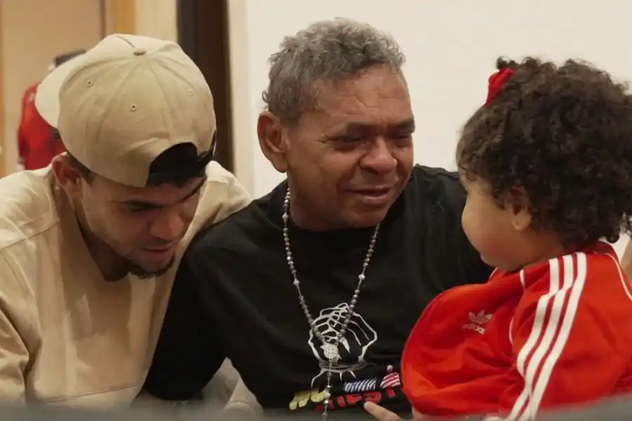 Díaz con su padre y su hijito.(@FCFSelecci.onCol)