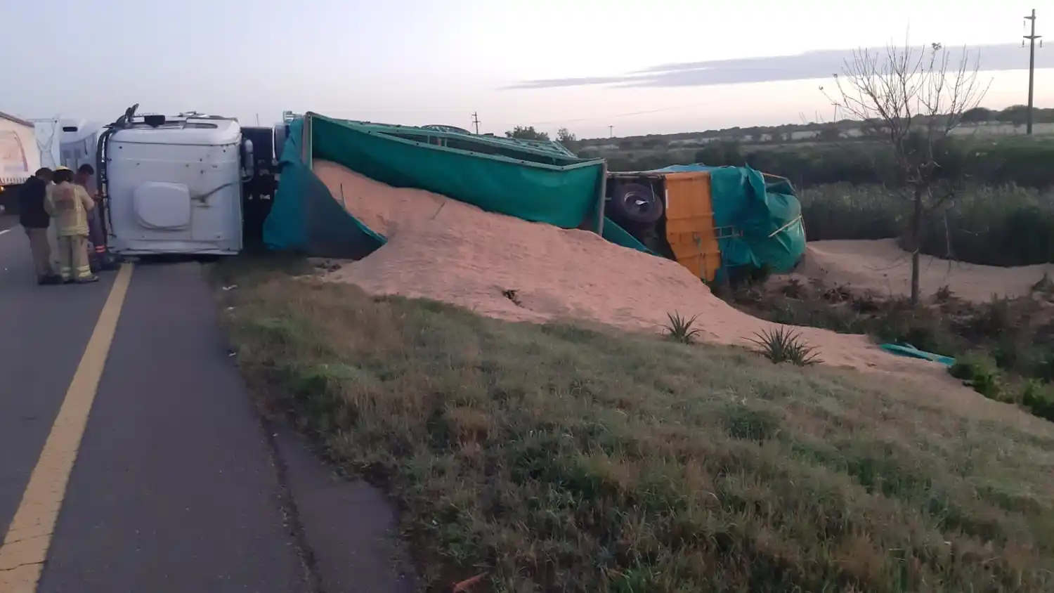 Volcó un camión de arena sobre la banquina de Ruta 14