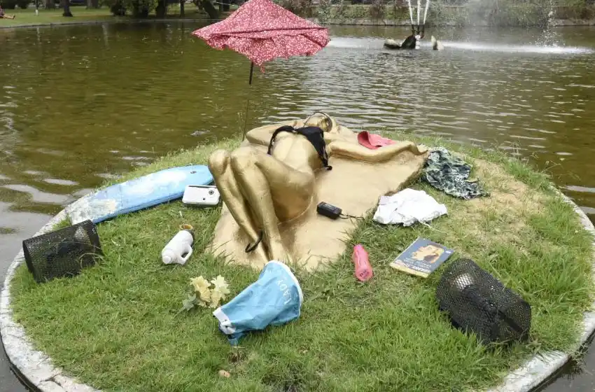 «La anti-cheta de Nordelta» que apareció en el Parque Independencia