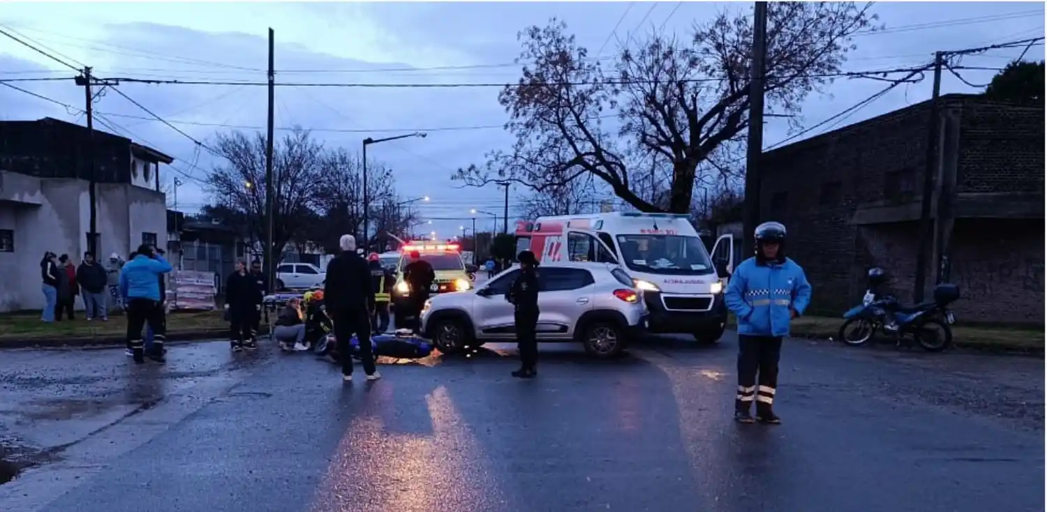 Los servidores públicos trabajando en el lugar del accidente.