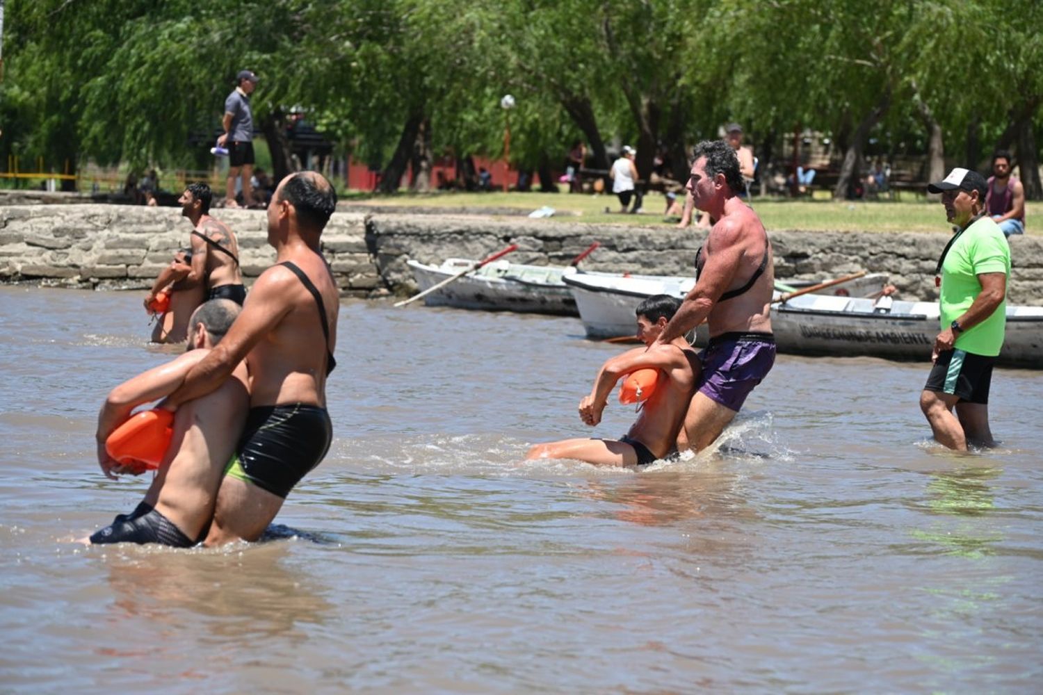 Heroico salvataje en la Playa del Puente: Guardavidas rescataron a un padre y sus dos hijas