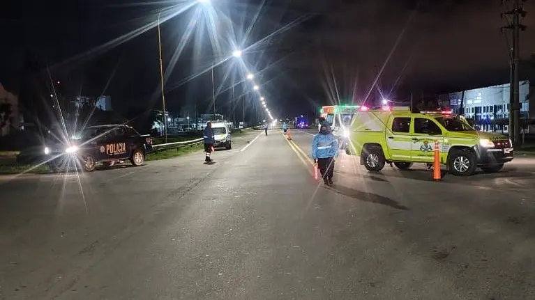 Personal de tránsito trabajando en la coordinación de la circulación vial.