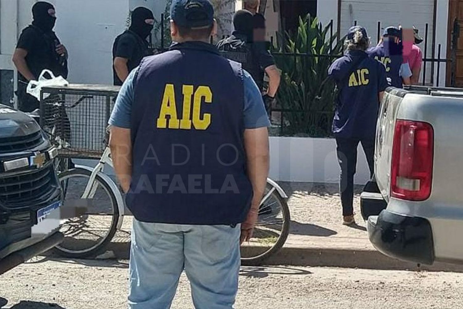 Una menor de 16 años y dos mayores involucrados en un homicidio: agredieron a un joven hasta asesinarlo