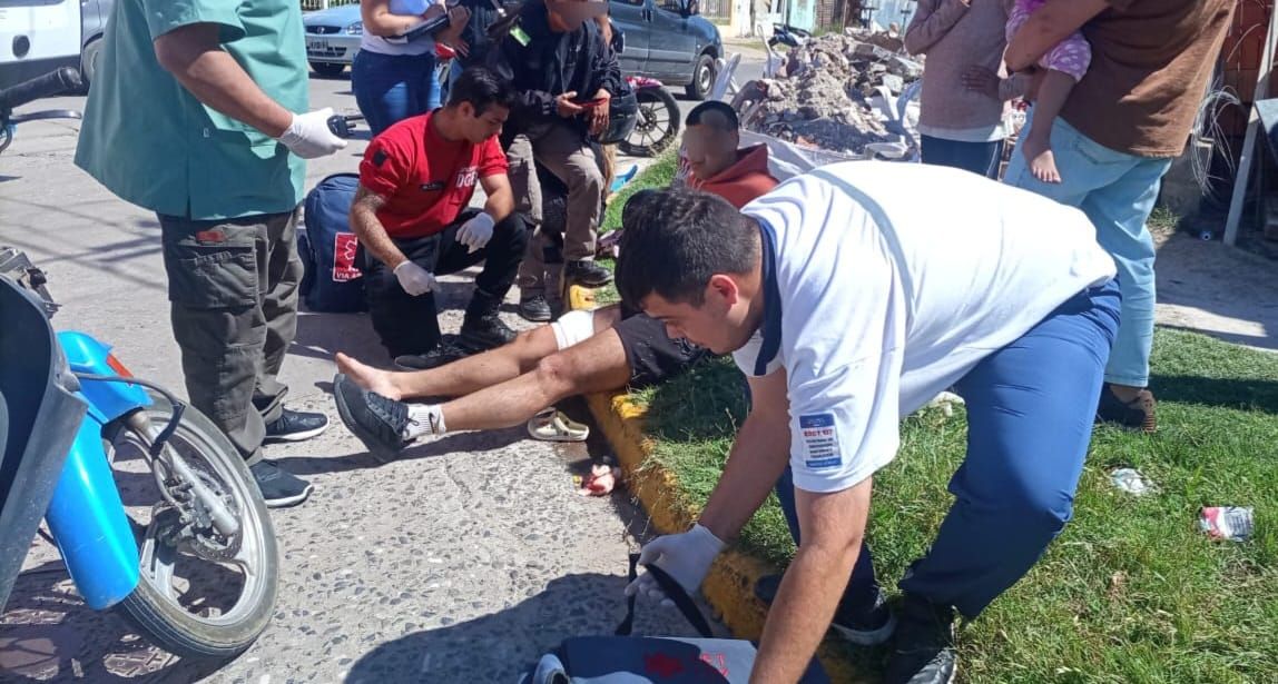 Un hombre y una niña en moto sufrieron heridas tras un accidente y fueron trasladados en ambulancia
