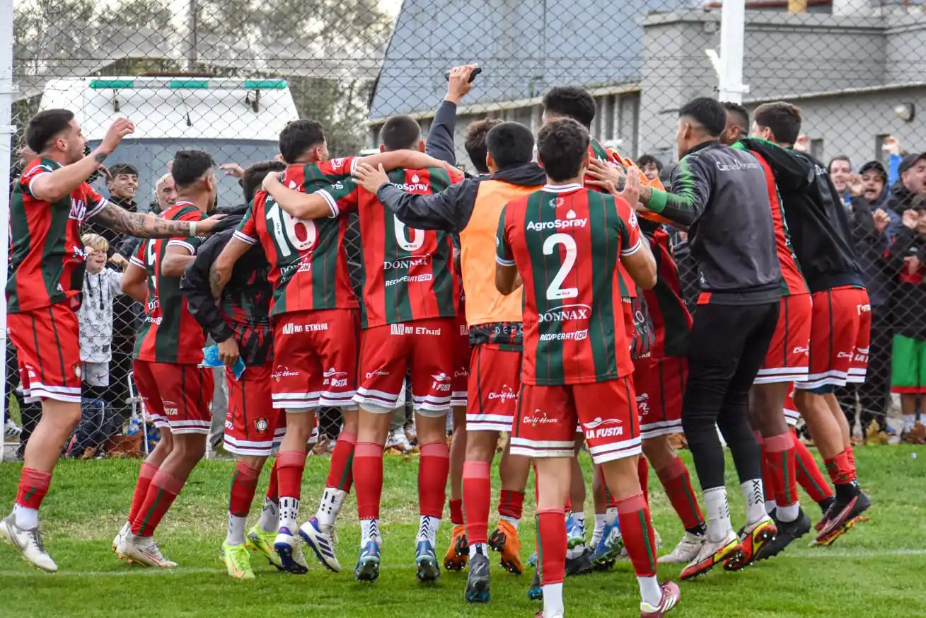 Círculo festejando el triunfo frente a Villa Mitre