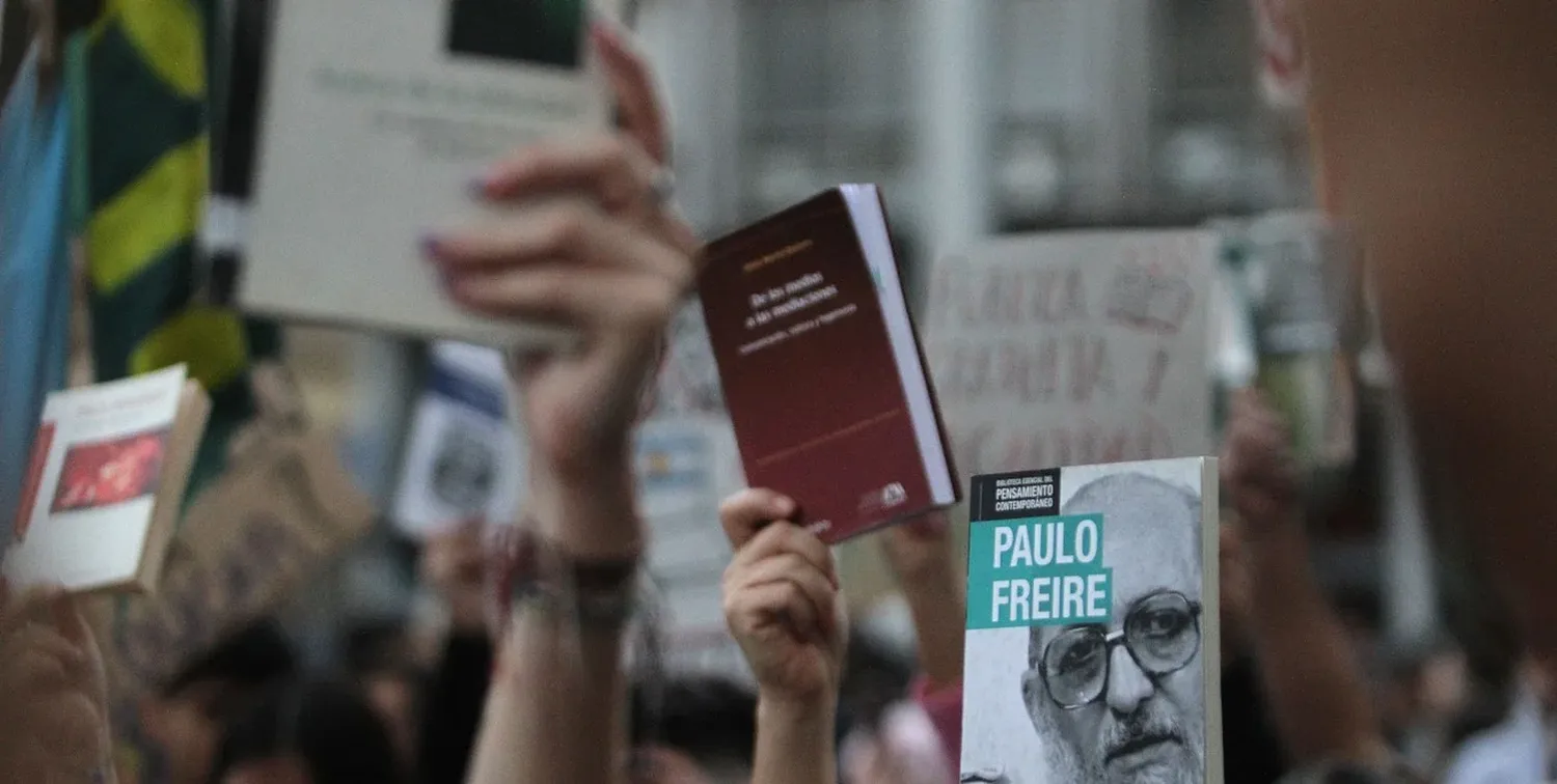 La marcha federal en defensa de la educación universitaria pública también se hizo sentir en la ciudad de Paraná. Créditos: Mauricio Garín