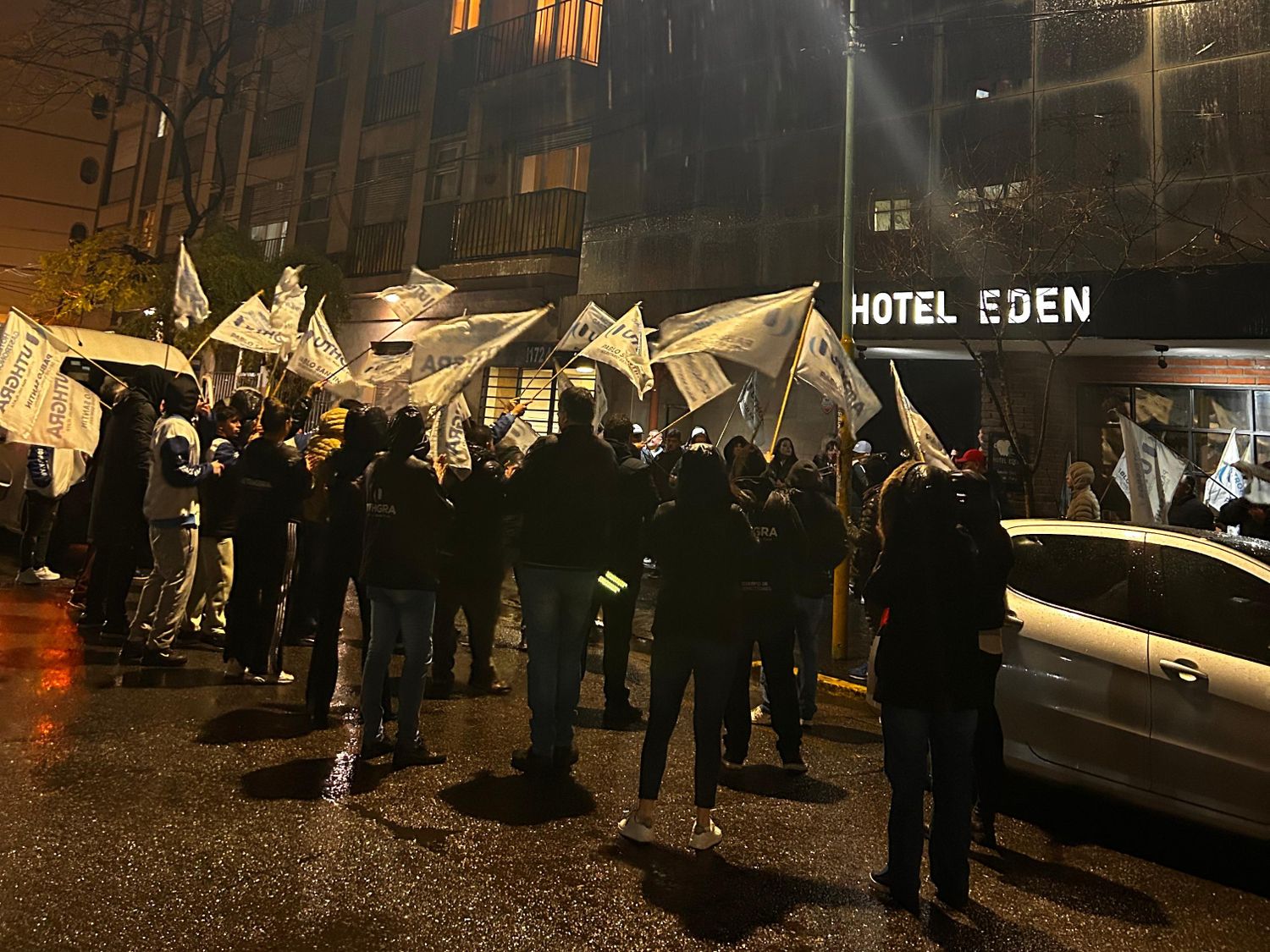 UTHGRA se manifestó en un reconocido albergue transitorio del centro por el despido "arbitrario" de un trabajador