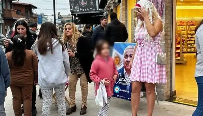 Barbie en campaña con Cecilio