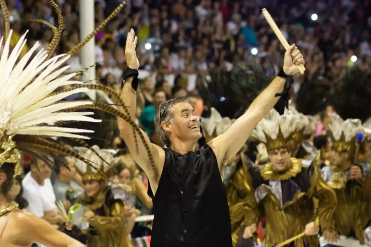 El intendente Piaggio se destacó al frente de la batucada de Papelitos
