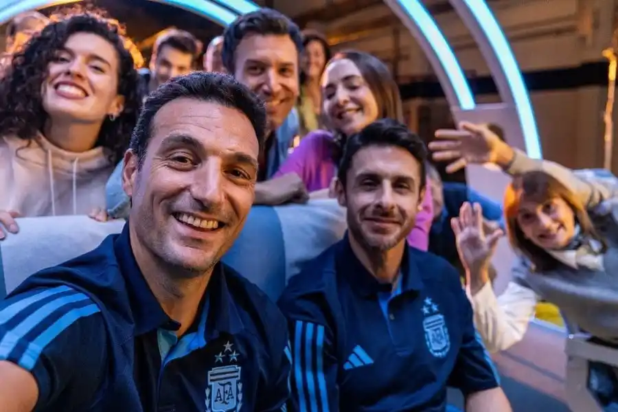 El backstage del video de seguridad de Aerolíneas Argentinas con el cuerpo técnico de la Selección