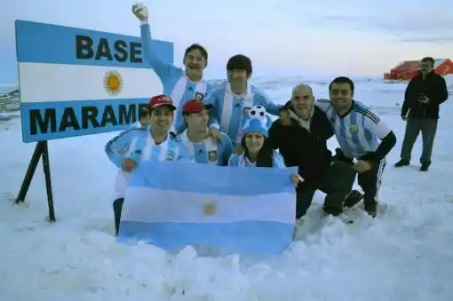 En la base Marambio prometen vuelta olímpica si gana Argentina
