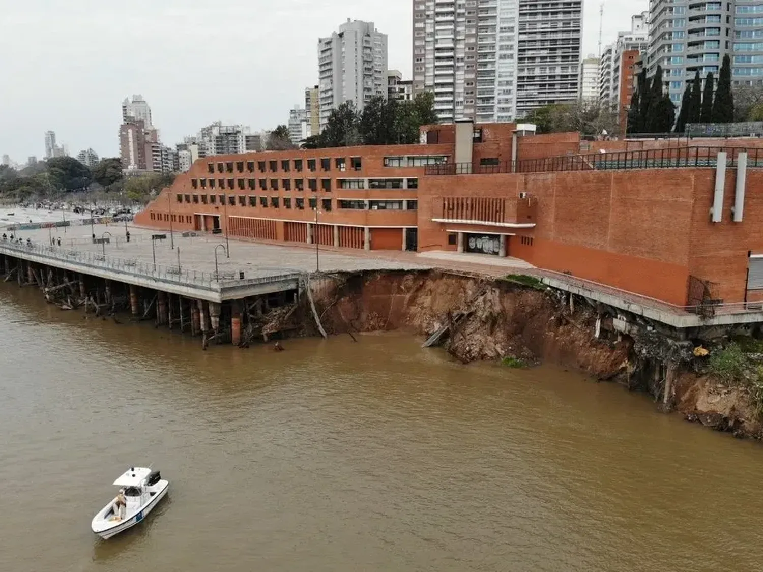 El 23 de julio de 2021 se desmoronó una importante explanada del parque España. Foto: Archivo/Marcelo Manera