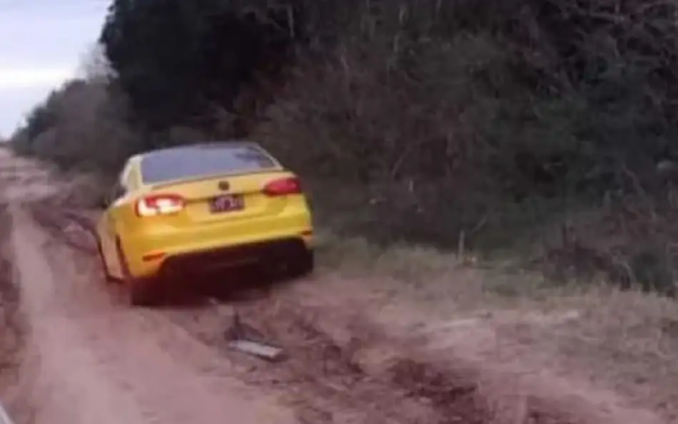 Robaron un auto y lo dejaron abandonado en un camino vecinal con la música a todo volumen
