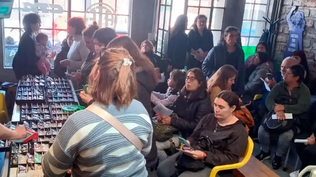 Buena concurrencia. Mucha gente se acercó hasta el local de ATE en nuestra ciudad, en calle 53 entre 66 y 68 para una nueva campaña oftalmológica