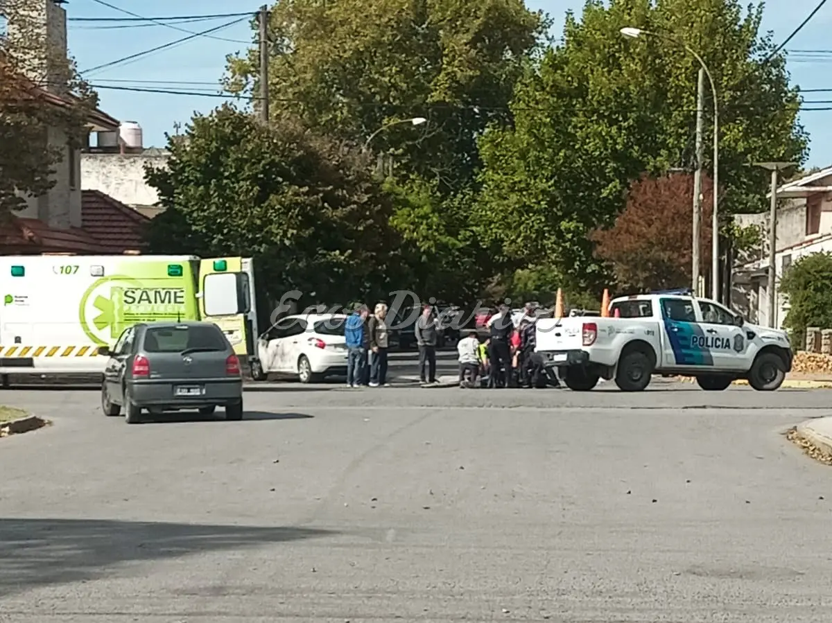 Asistieron al motociclista sobre el asfalto
