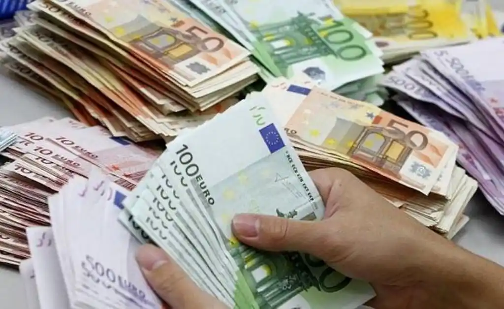 Encuentra más de medio millón de euros en el sótano, pero no podrá quedárselos