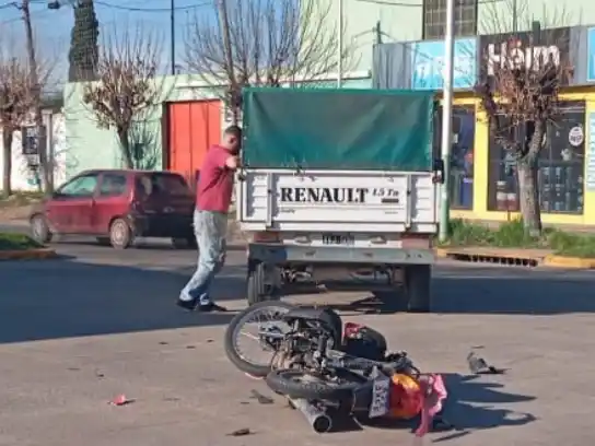 Accidente entre una moto y una camioneta: un joven fue hospitalizado por lesiones leves