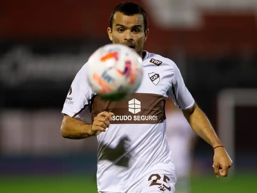 Curuchet en su época en Platense, donde jugó 103 partidos, anotó 17 goles y logró dos ascensos.