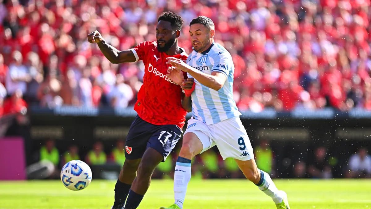 "La Pantera Negra", como se lo apoda a Angulo, disputando el balón junto a Adrián Martínez.