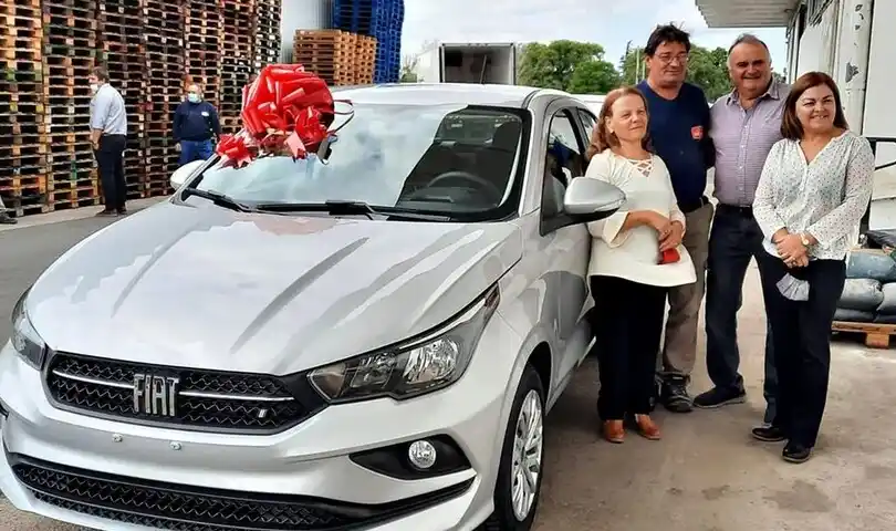 Se jubiló después de 50 años de trabajo y sus jefes le regalaron un auto