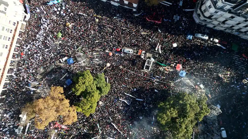 Miles de militantes se movilizaron en Plaza de Mayo para expresar su respaldo a la ex presidente Cristina.